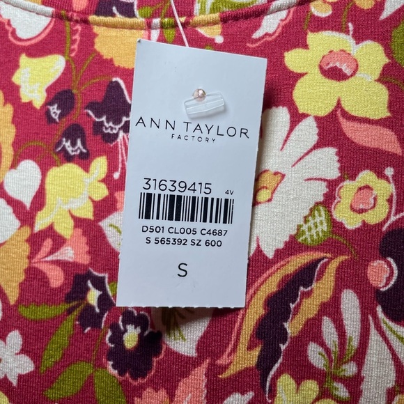 Ann Taylor Floral Top with flared short sleeves sz S - Picture 4 of 5